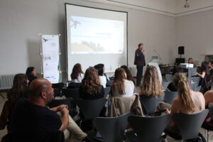 Prof. Frank Eckardt opens the Evening Dialogue in the Oberlichtsaal (Photo: Barbara De Andrade)